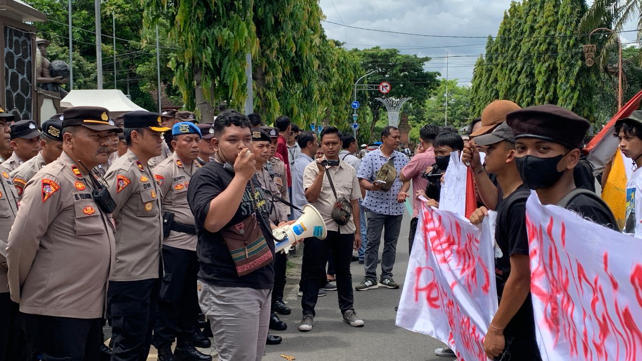 Mahasiswa Demo di Trenggalek, DPRD Malah Kunjungan Kerja