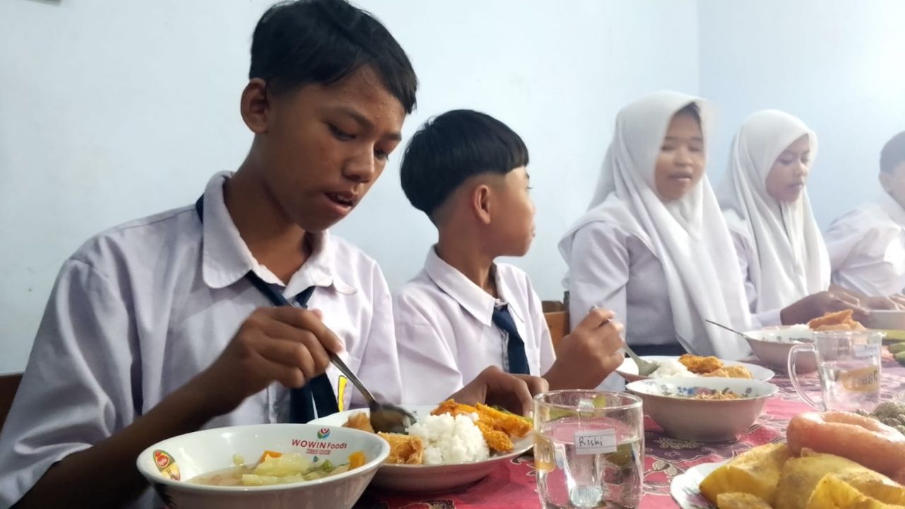 Makan Siang Bergizi di Trenggalek Berbeda, Siswa Bawa Alat Makan Sendiri