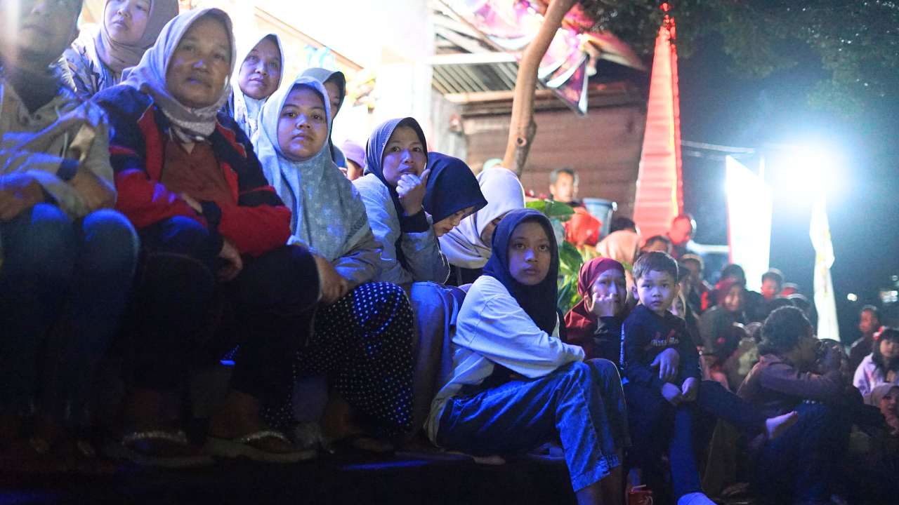 250 Warga Tonton Film di Sumberbening Dongko, Layar Bawah Bukit Padukan Film dan Tradisi