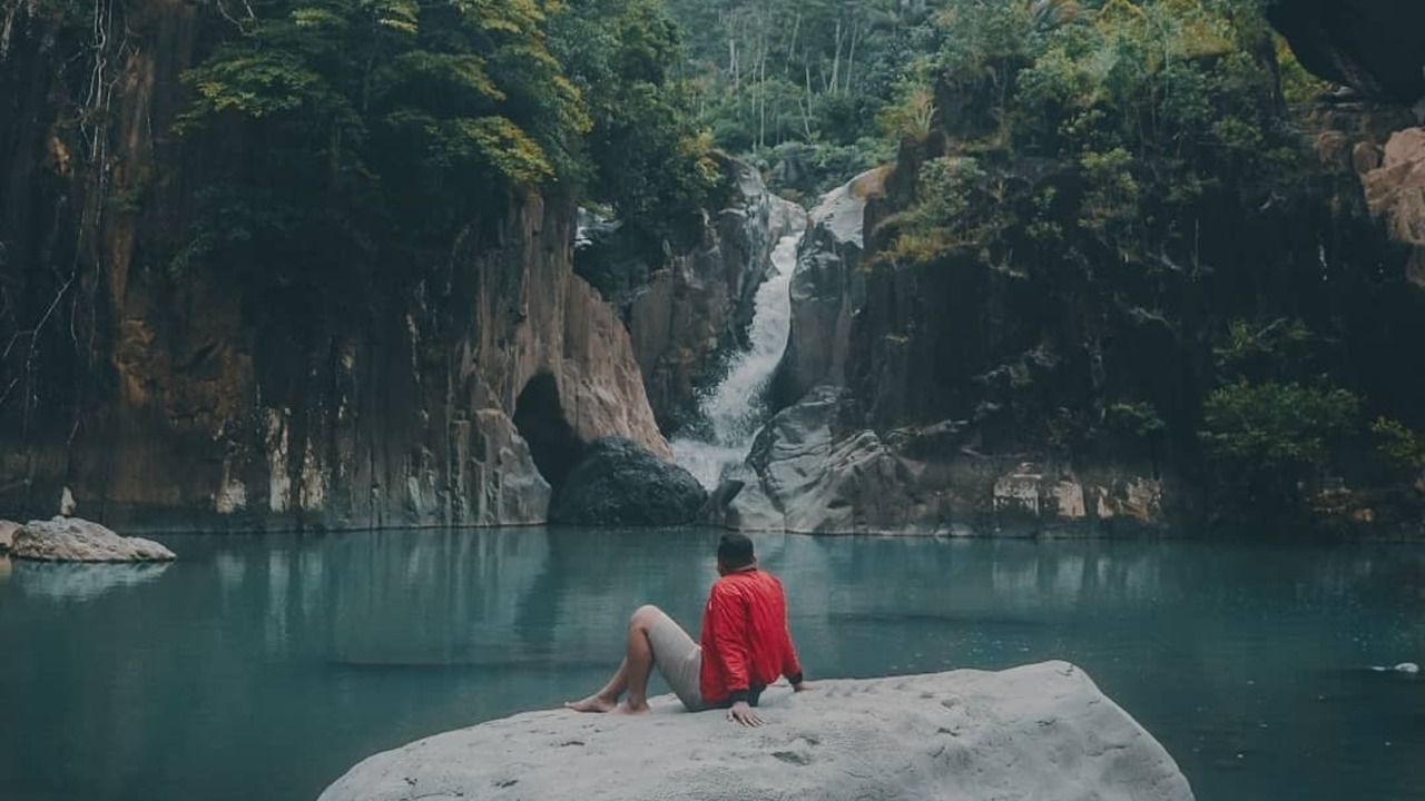 Eksotisnya Air Terjun Jurug Waru di Dongko, Pesona Batuan Karst dan Telaga Hijau