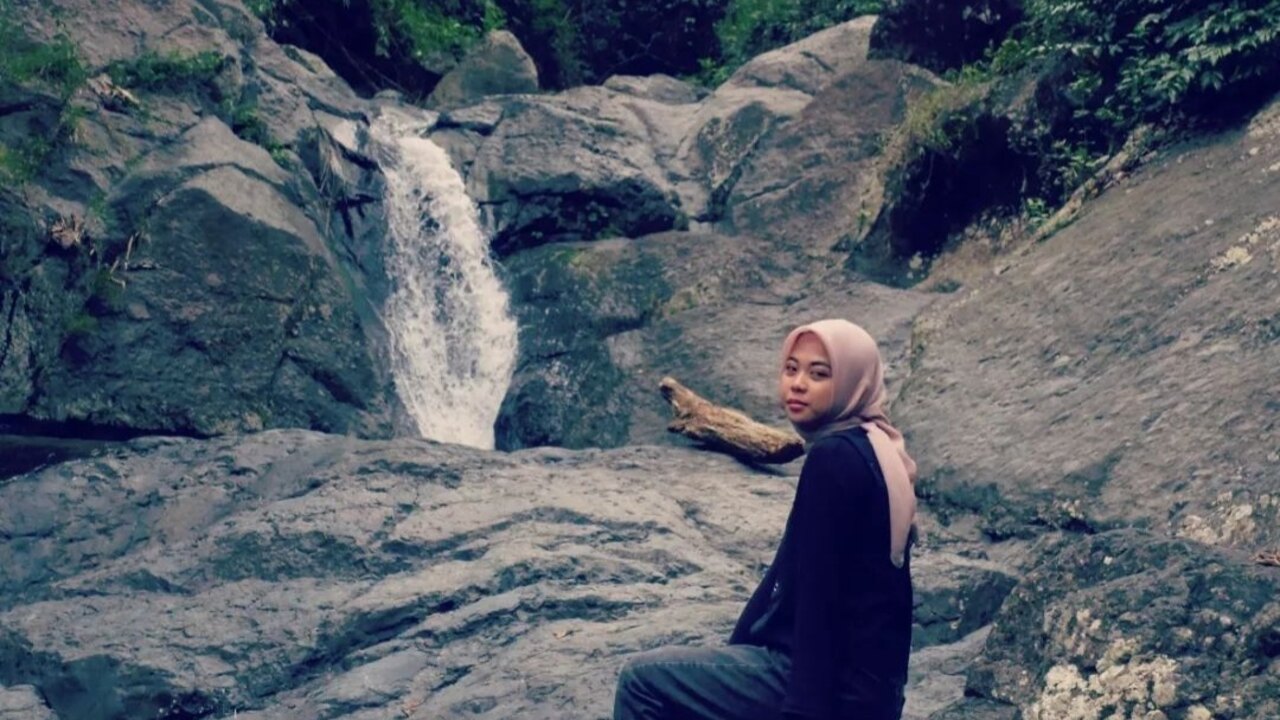 Hidden Gem Wisata Batu Kali Purba Putri Maron, Pesona Air Terjun Bertelaga di Tengah Hutan Belantara