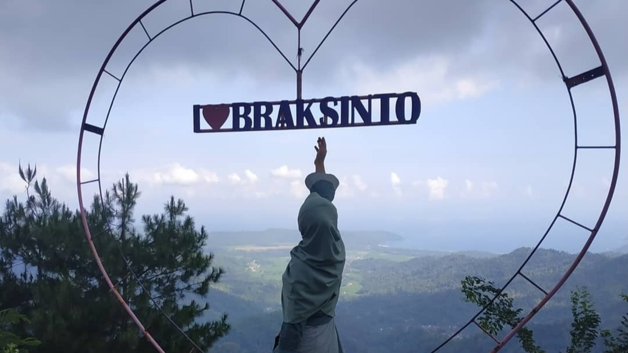 Bukit Braksinto, Pesona Panorama Pegunungan yang Membentang dan Hamparan Laut Biru