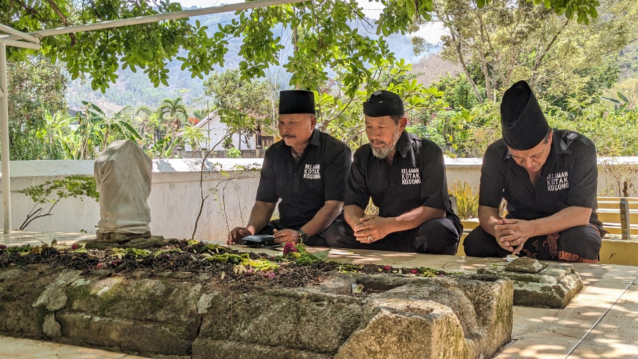 Ziarah Makam Sesepuh, Relawan Kotak Kosong Trenggalek Gaungkan Pendidikan Politik