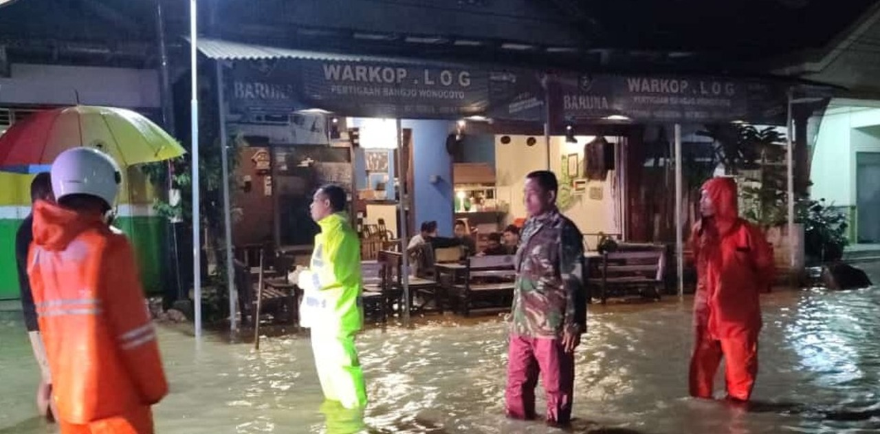 Kecamatan Panggul Dikepung Banjir: Dinding Sekolah Jebol, Lalu Lintas Lumpuh