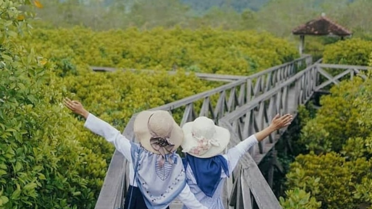 Fakta Menarik Jembatan Galau yang Justru Jadi Lokasi Favorit Prewedding di Trenggalek