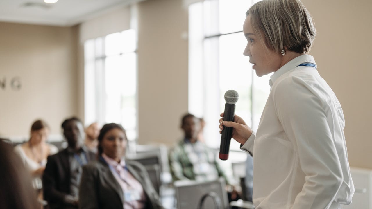 Mengenal Tantangan Public Speaking, Bukan Sekedar Omon-omon