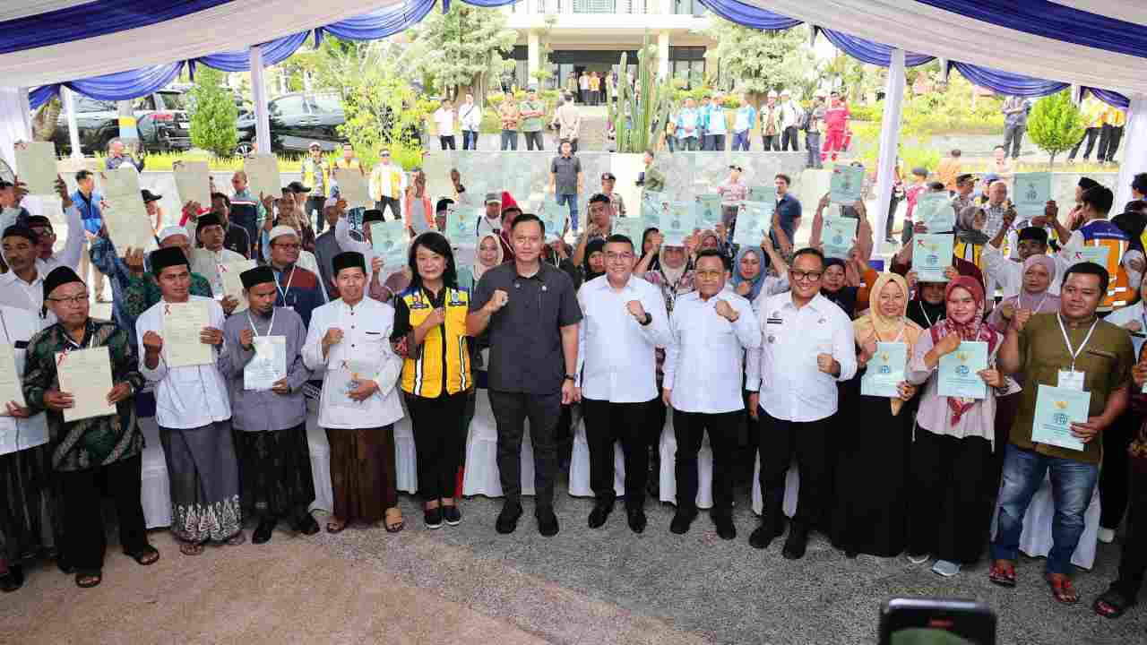 Tegaskan Kepastian Hukum Tanah Warga Negara, Menko AHY dan Wamen Ossy Serahkan Setipikat Tanah untuk Warga Lebak