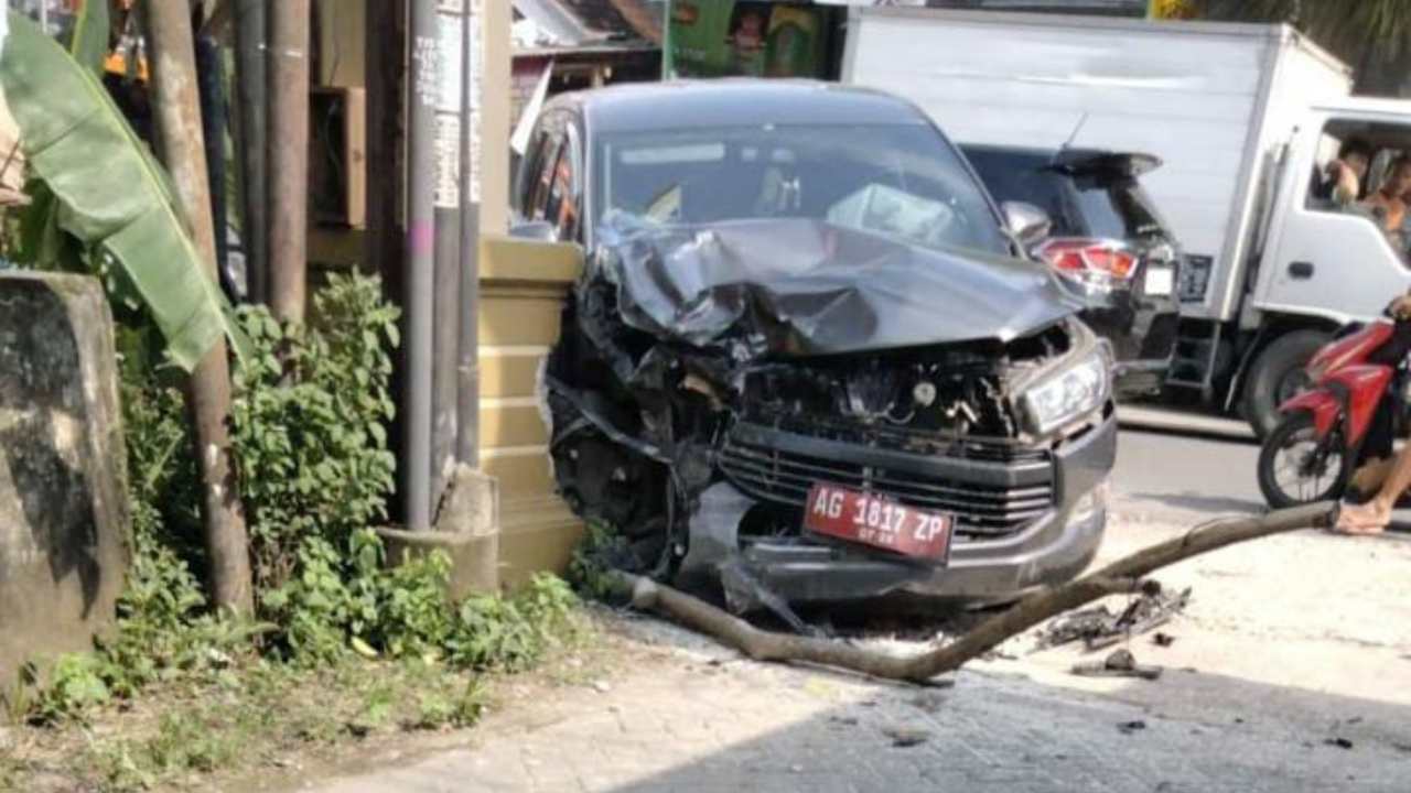 Sopir Ngantuk, Mobil Plat Merah Kepala Dinas Sosial Trenggalek Kecelakaan