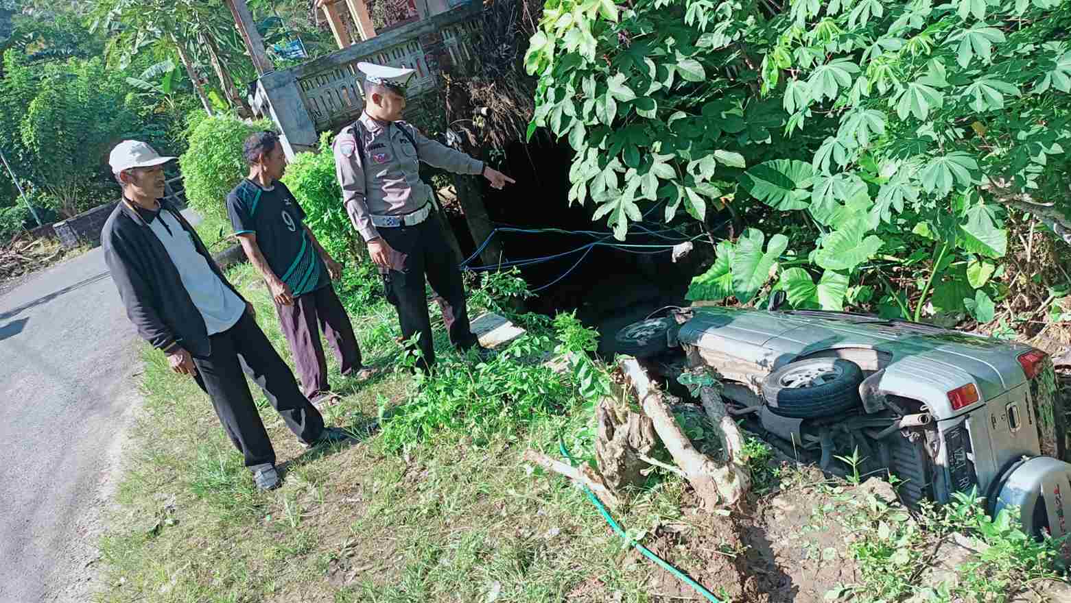 Bawa 6 Penumpang, Mobil Warga Watulimo Terjun di Sungai 3 Meter