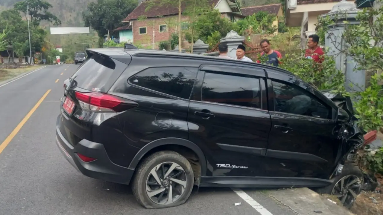 Mobil Plat Merah Seruduk Motor di Desa Nglinggis Tugu Trenggalek, Korban Patah Tulang