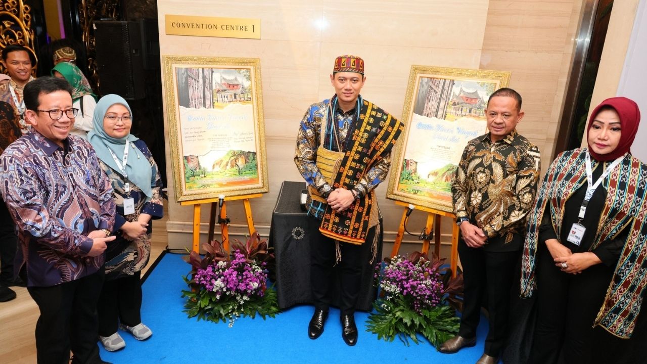 Tandatangani Lukisan untuk Sampul Buku Menteri AHY: Terus Perjuangkan Hak dan Kesejahteraan Masyarakat Adat