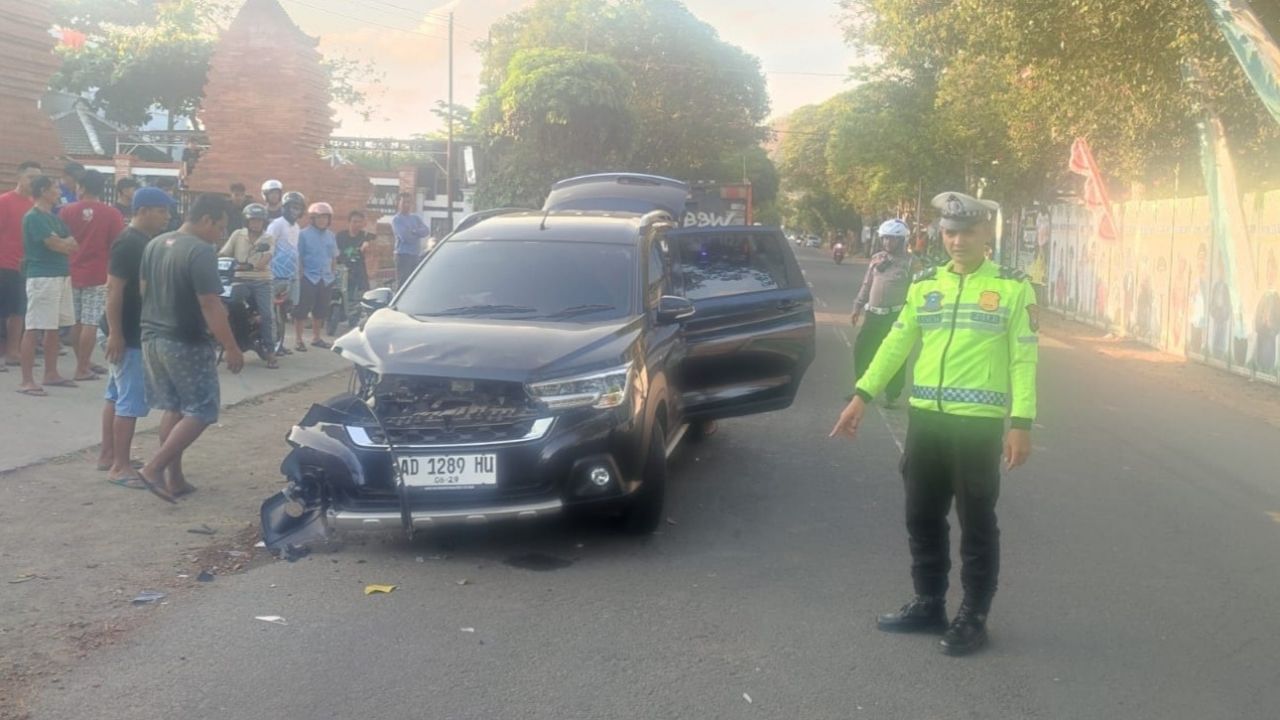 Niat Putar Balik, Ninja Seruduk Mobil Suzuki di Depan GOR Trenggalek