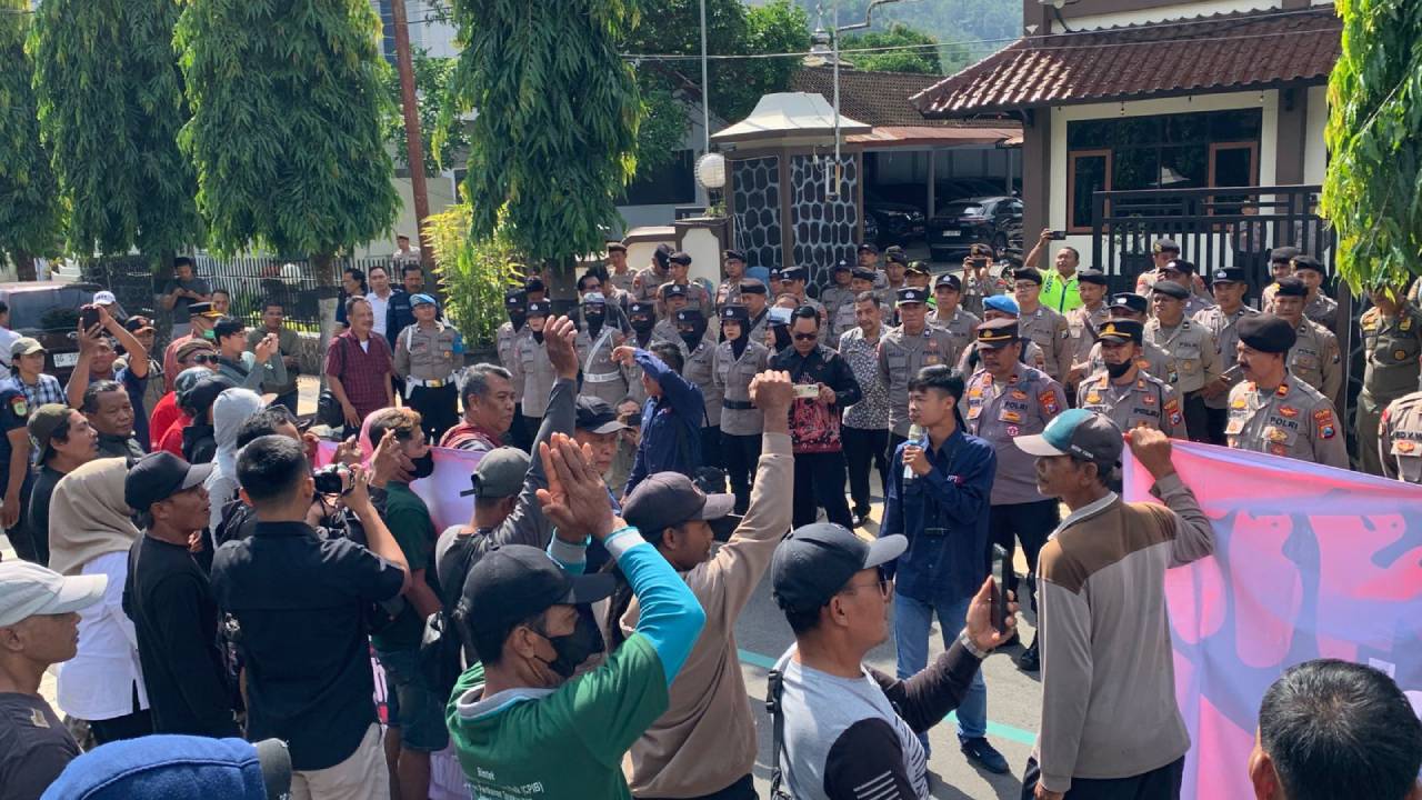 Nasabah Madani Bawa Empat Tuntutan ke Gedung DPRD Trenggalek