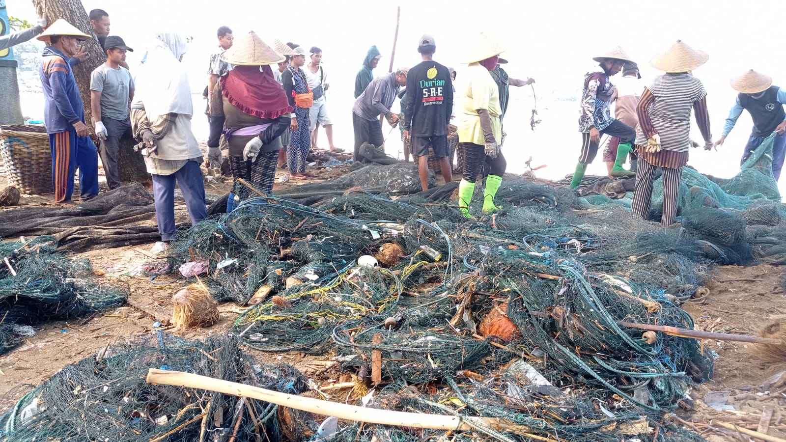Usai Banjir, Nelayan Jaring Tarik Prigi Watulimo Panen Sampah Bukan Ikan