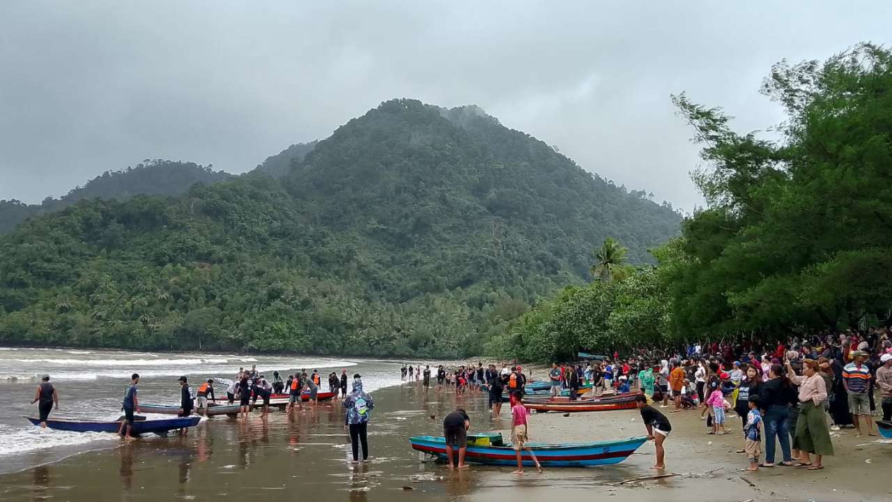 Meriahkan Larung Sembonyo, Nelayan Trenggalek Gelar Balap Perahu di Pantai Cengkrong