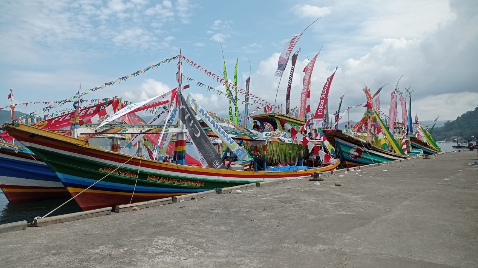 Penuh Semangat, Nelayan Karanggongso Hias Kapal untuk Larung Sembonyo