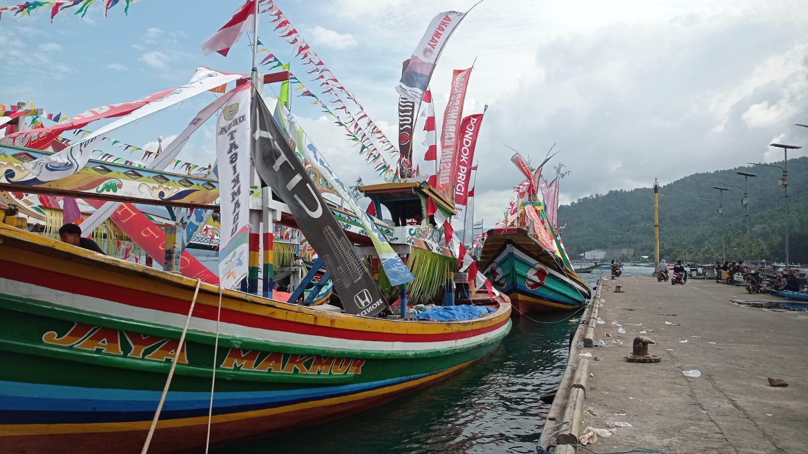 nelayan-trenggalek-ramai-hias-perahu.jpg
