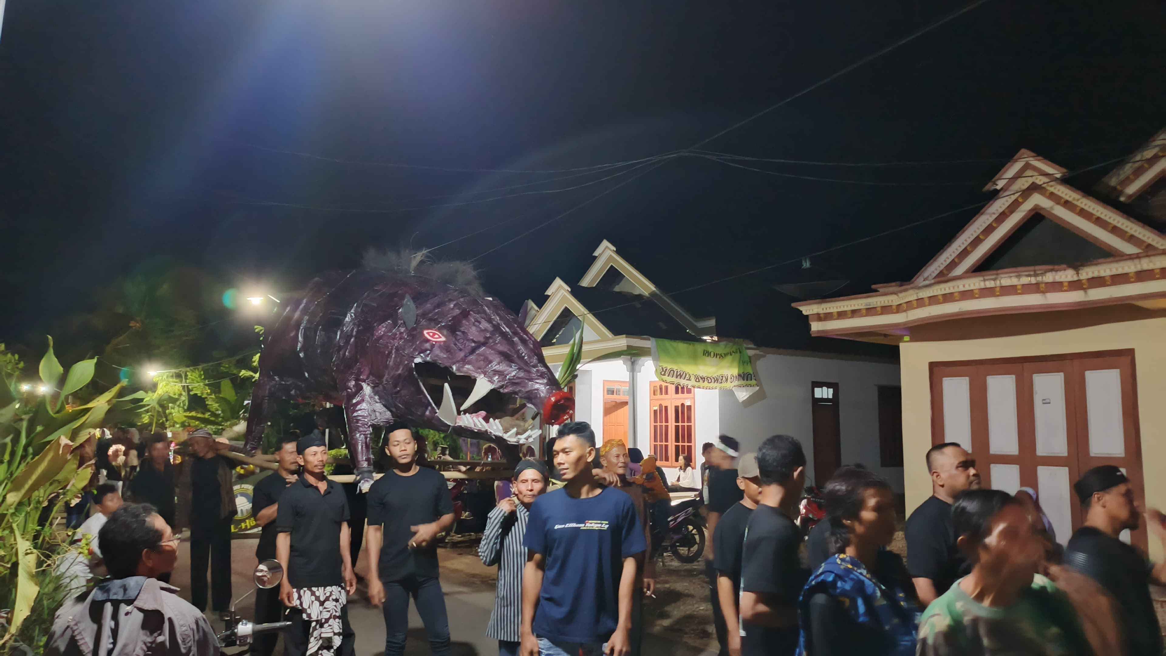 Warga Munjungan Arak Ogoh-ogoh Celeng, Simbol Tolak Bala di Malam 1 Muharam
