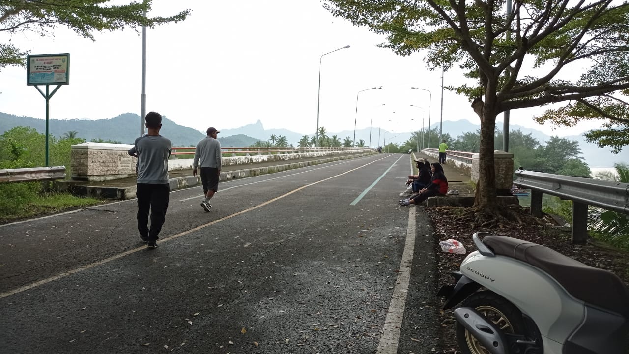 JLS Pantai Cengkrong Ramai Jadi Tempat Olahraga Warga Watulimo