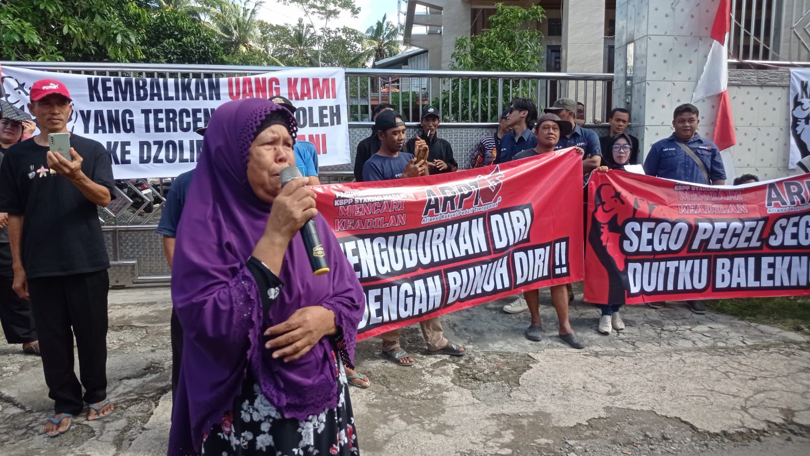 Tak Ada Kepastian Uang Kembali, Anggota Koperasi Madani Nangis