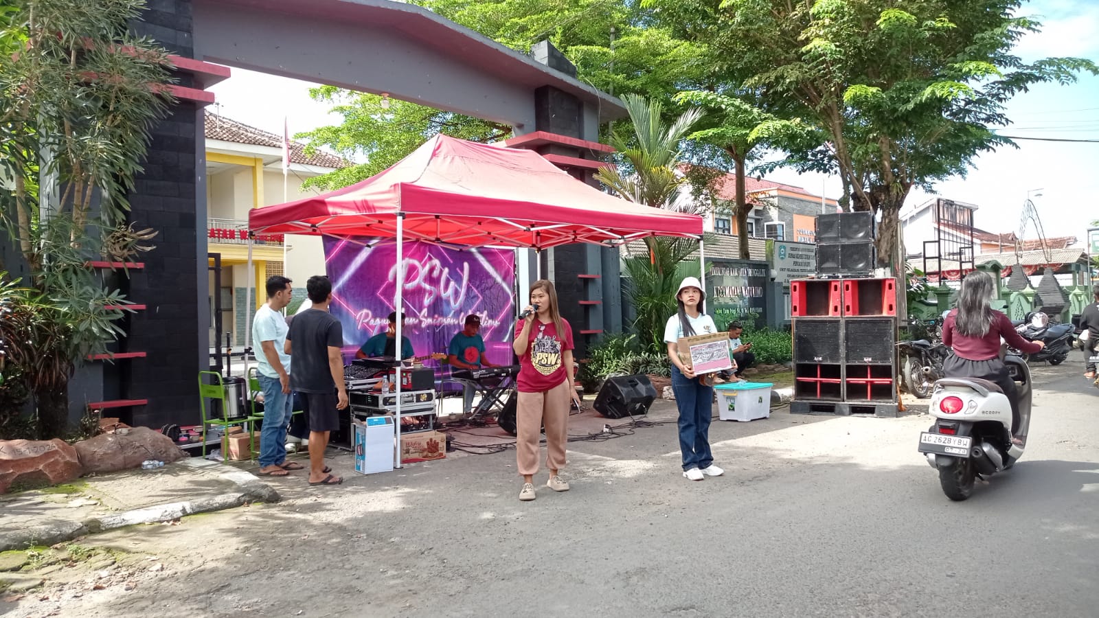 Seniman Watulimo Galang Dana Korban Longsor Lewat Ngamen Amal