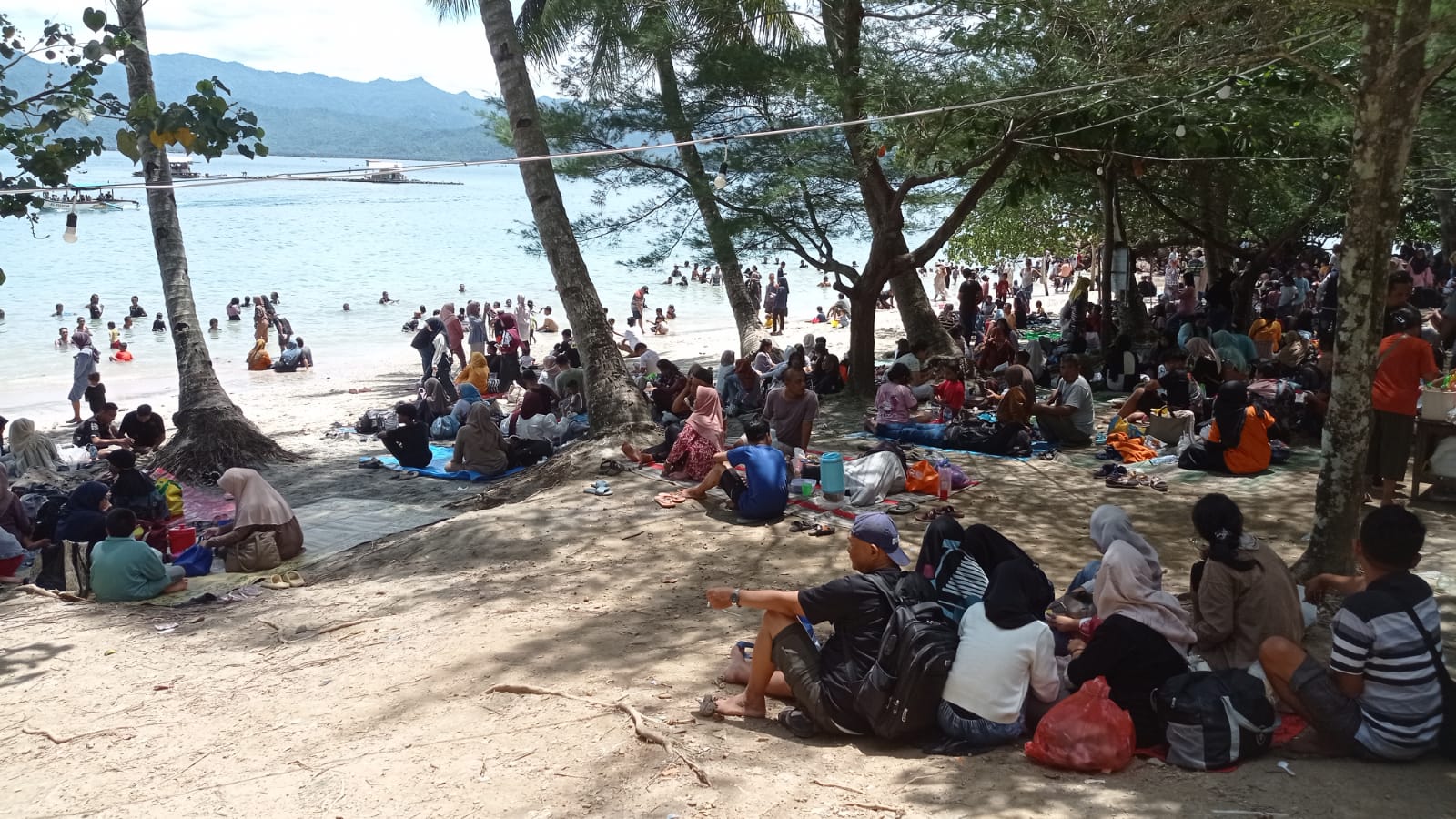 Liburan Kenaikan Kelas, Pantai Mutiara Trenggalek Diserbu Ribuan Wisatawan