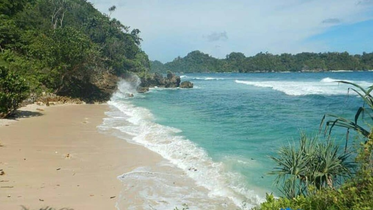 pantai-savana-malang-gotravelly.jpg