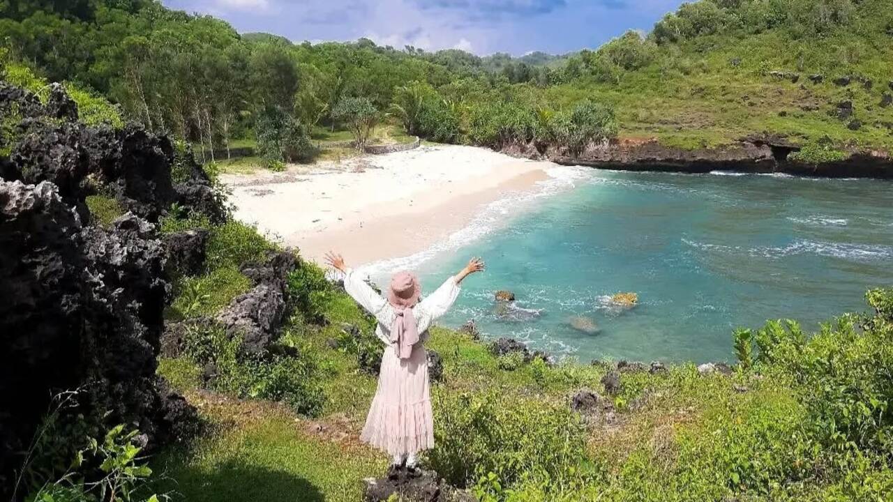 pantai-watu-karung-pacitan-mawarins.jpg