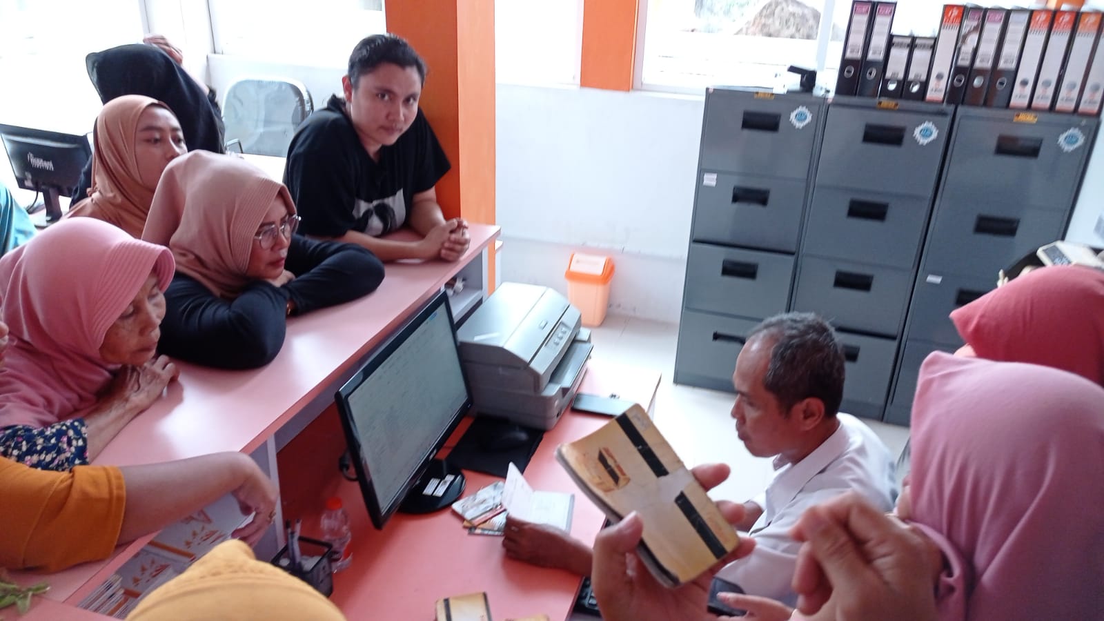 Anggota Koperasi Madani Trenggalek Kecewa, Tak Ada Komitmen Jelas Soal Pencairan Uang