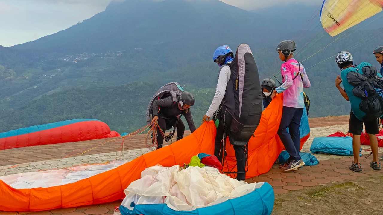 Terbang Tinggi, Atlet Paralayang Trenggalek Raih Podium di Liga Jatim