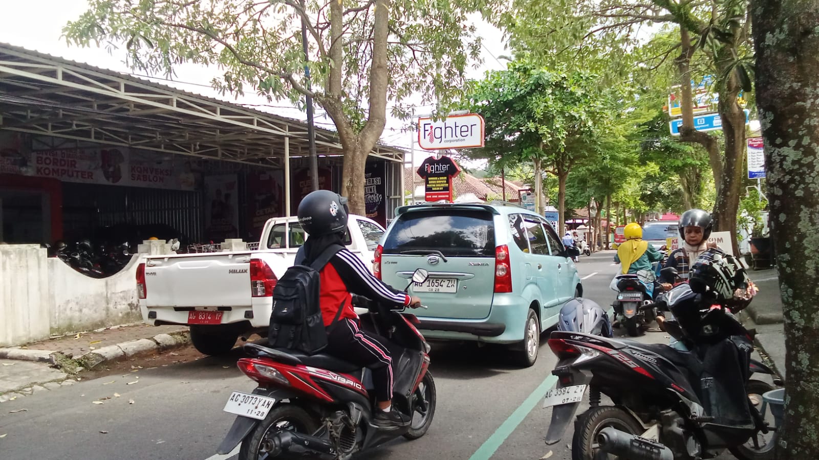 Parkir Liar di Jalan KH Wachid Hasyim Trenggalek Picu Kemacetan, Warga dan Pekerja Keluhkan Akses Terhambat