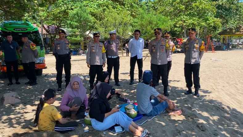 Libur Nataru: Wisatawan Diprediksi Serbu Pantai Trenggalek, Polisi Siaga