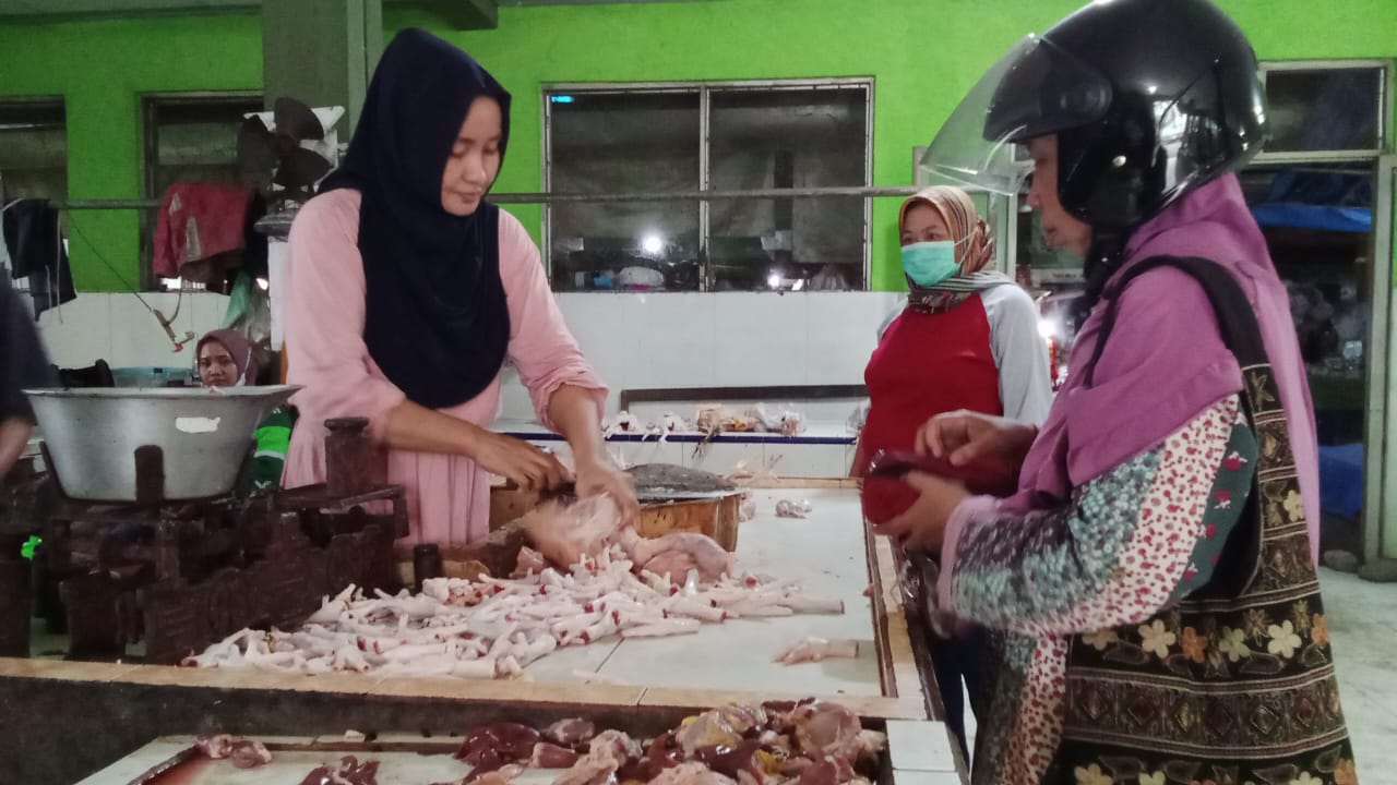 Harga Ayam Potong Naik Jadi Rp30.000 per Kilogram, Penjualan di Pasar Trenggalek Mulai Pulih Pasca Banjir