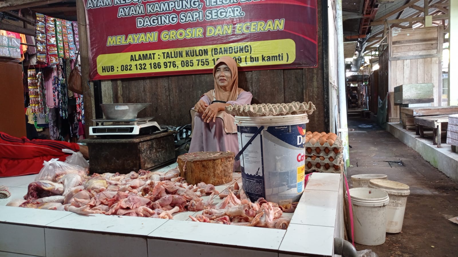 Meski Harga Ayam dan Telur Turun di Pasar Sebo Watulimo, Pembeli Malah Sepi