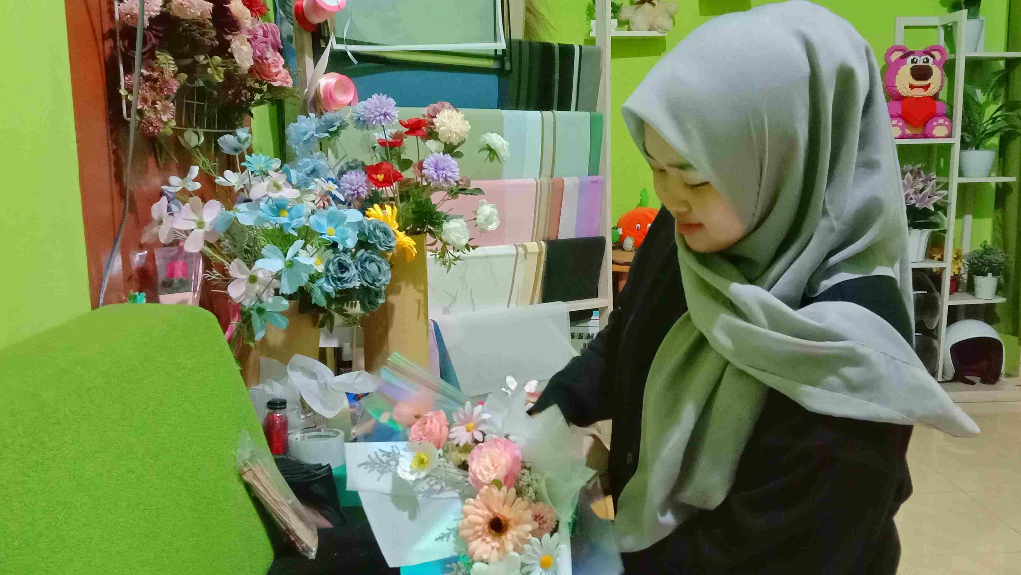 Omzet Turun saat Bulan Suro, Pedagang Buket di Trenggalek Andalkan Momen Wisuda
