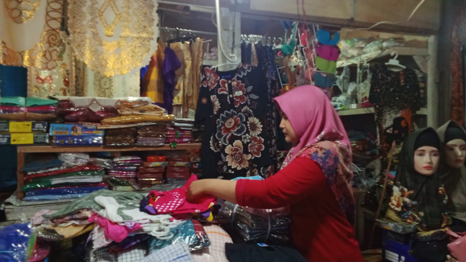 Selepas Lebaran, Omzet Pedagang Busana di Trenggalek Turun 50 Persen