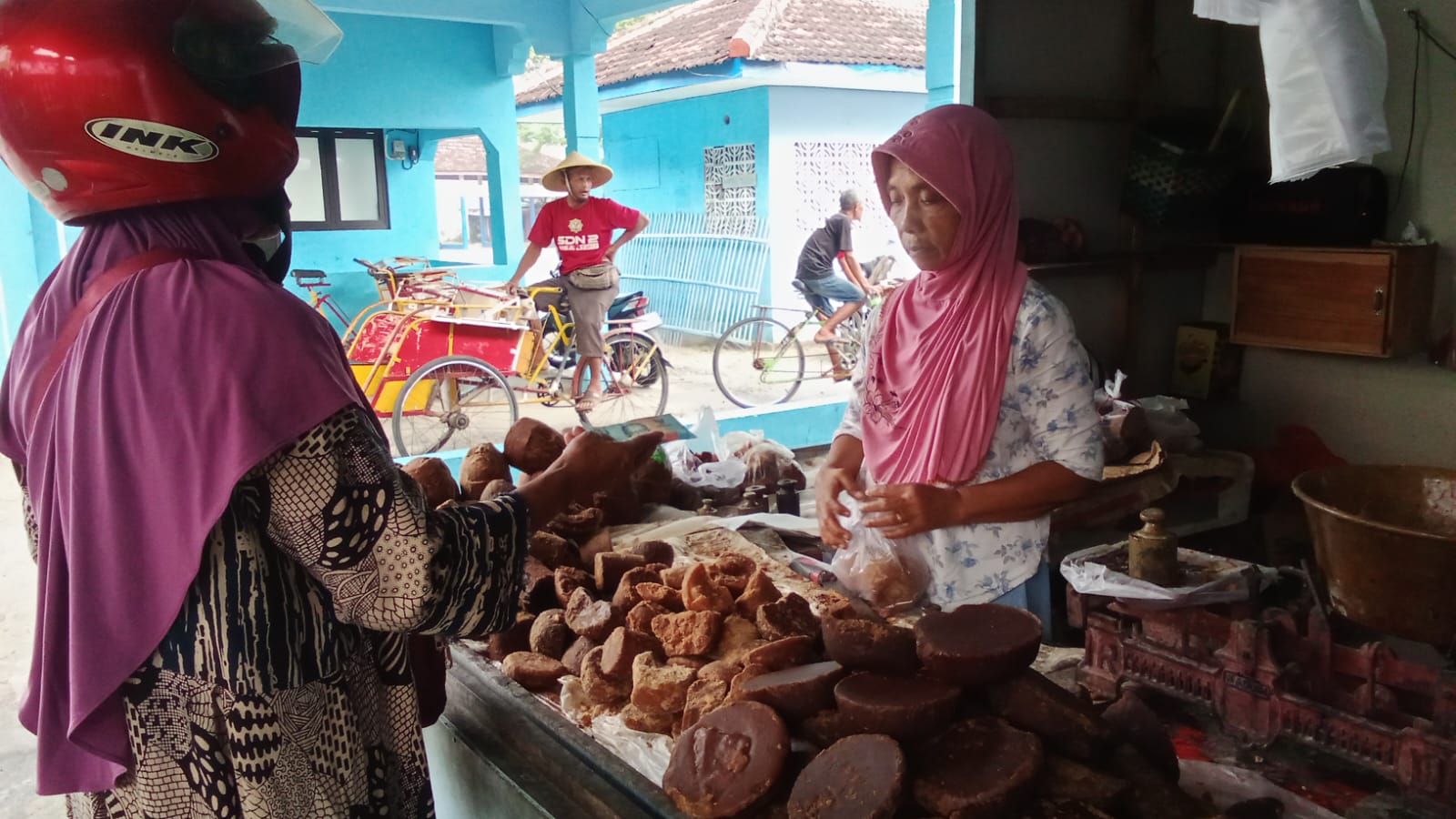 Menik, Sang Penjaga Rasa Gula Merah di Trenggalek Selama 35 Tahun Tanpa Lelah