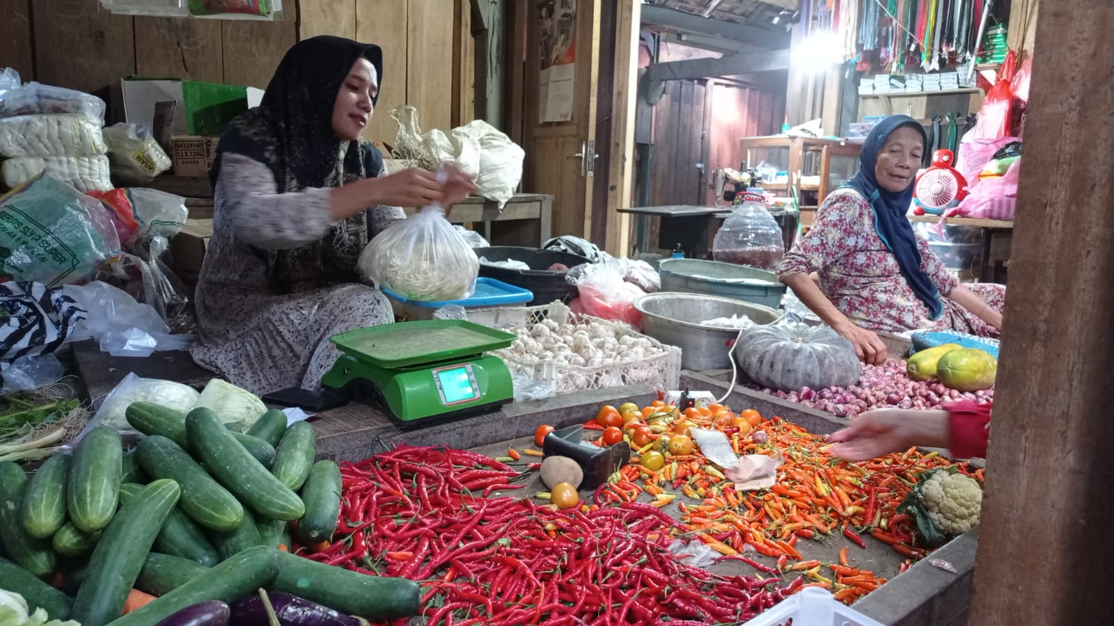 Harga Cabai Merah di Pasar Sebo Trenggalek Anjlok Drastis, Pedagang Ngeluh