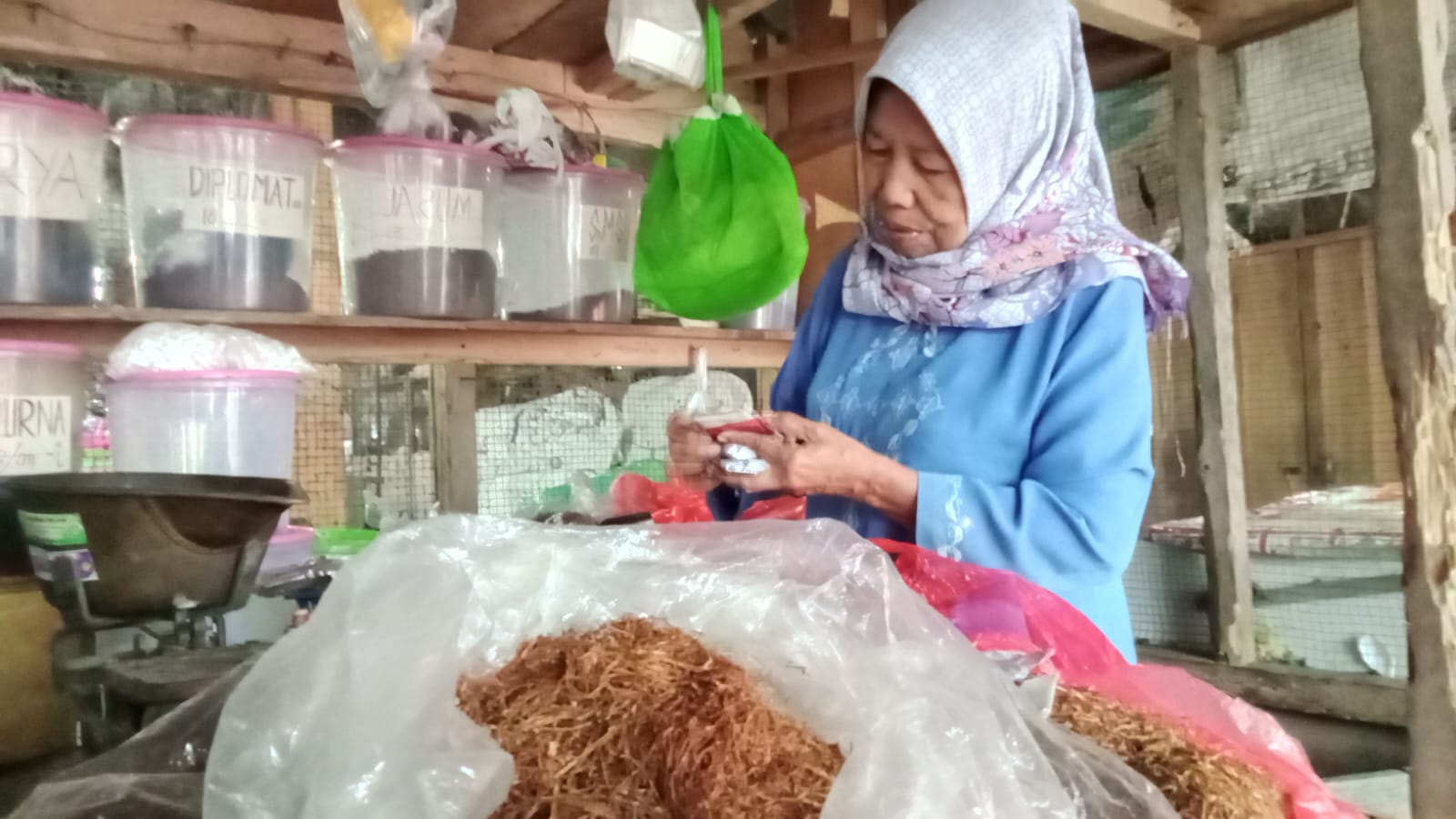 Pedagang Tembakau Terakhir di Pasar Basah Trenggalek, Bertahan di Ambang Kepunahan