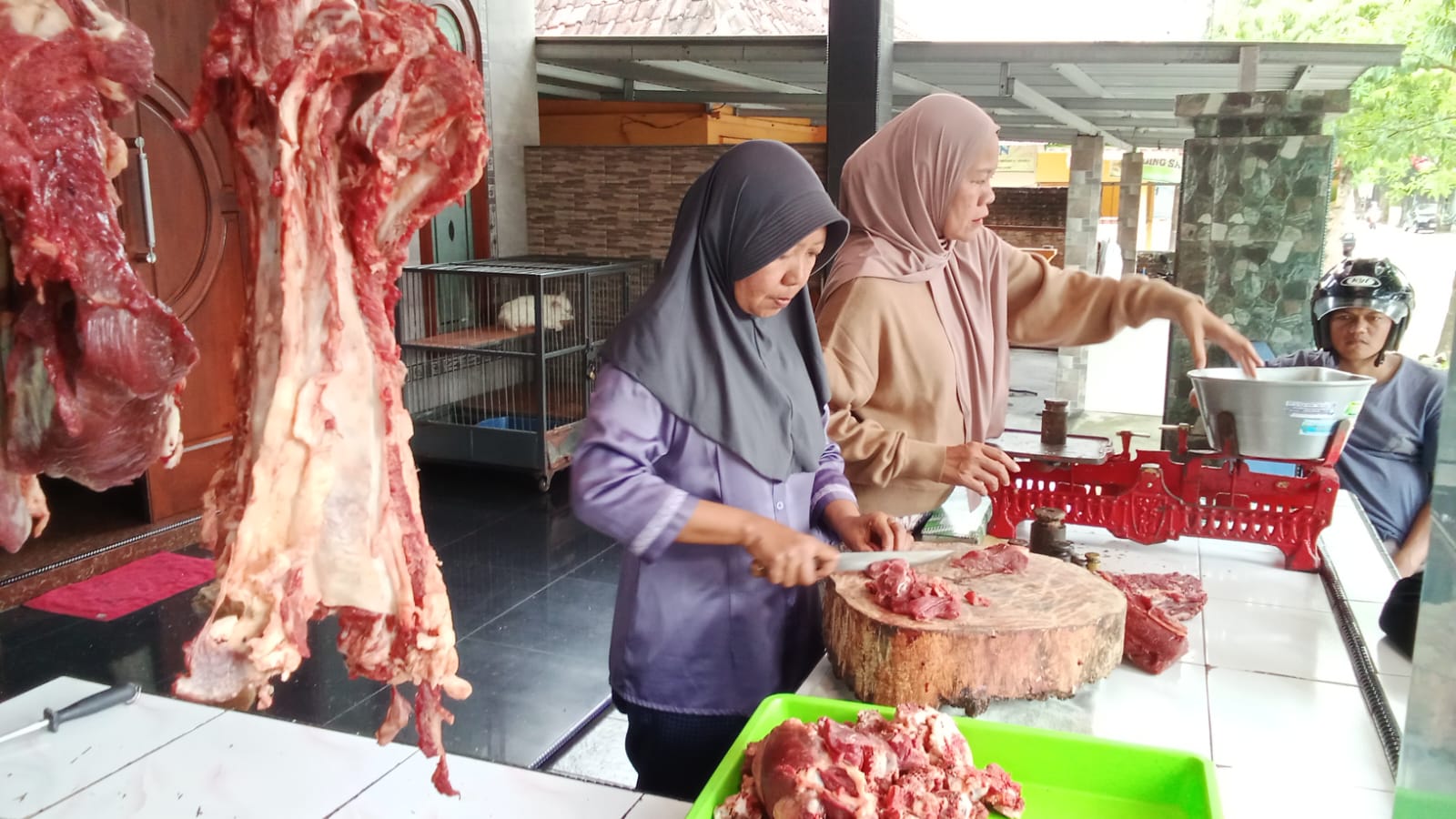 Harga Sapi Masih Tinggi, Pedagang Daging di Trenggalek Hadapi Penurunan Permintaan Usai Iduladha