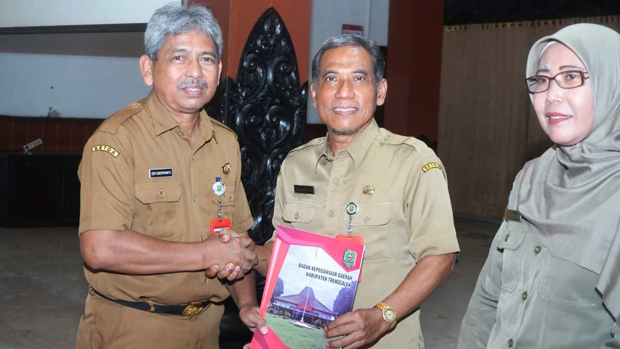 Sekda Trenggalek Serahkan SK Pensiun kepada 104 ASN, Termasuk Pejabat Eselon II