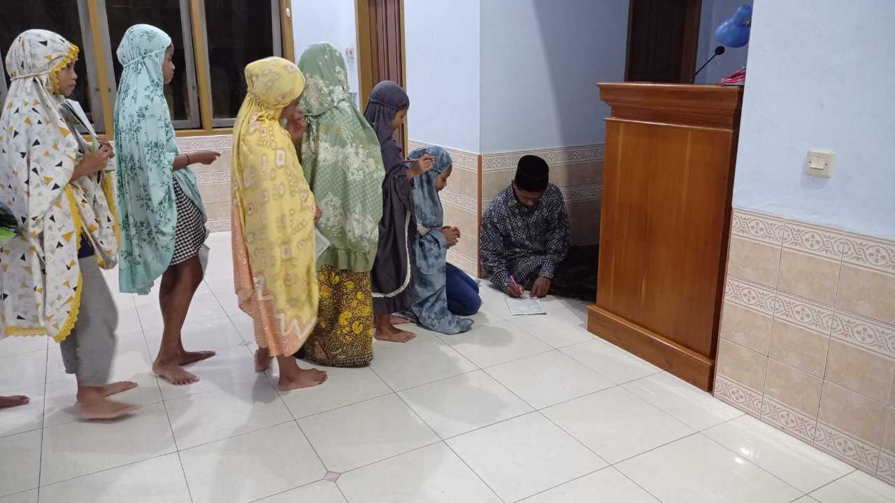 Tradisi Berburu Tanda Tangan Setelah Salat Tarawih, Pengenalan Ramadan Sejak Anak-anak