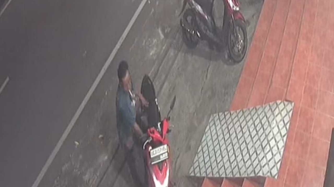 Motor Karyawan Toko Dicuri di Kelutan Trenggalek, Terekam CCTV