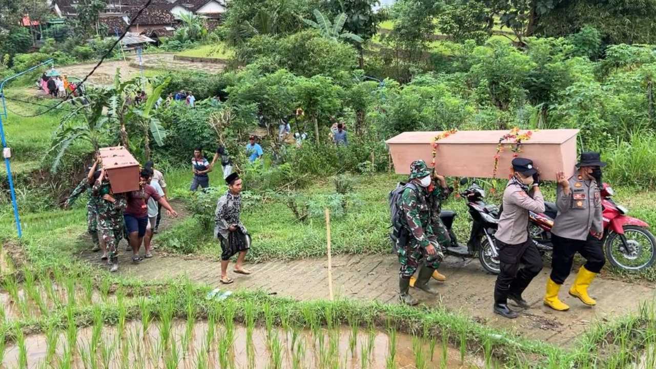 Dua Korban Longsor Bendungan Trenggalek Dimakamkan Satu Liang, Empat Masih Hilang