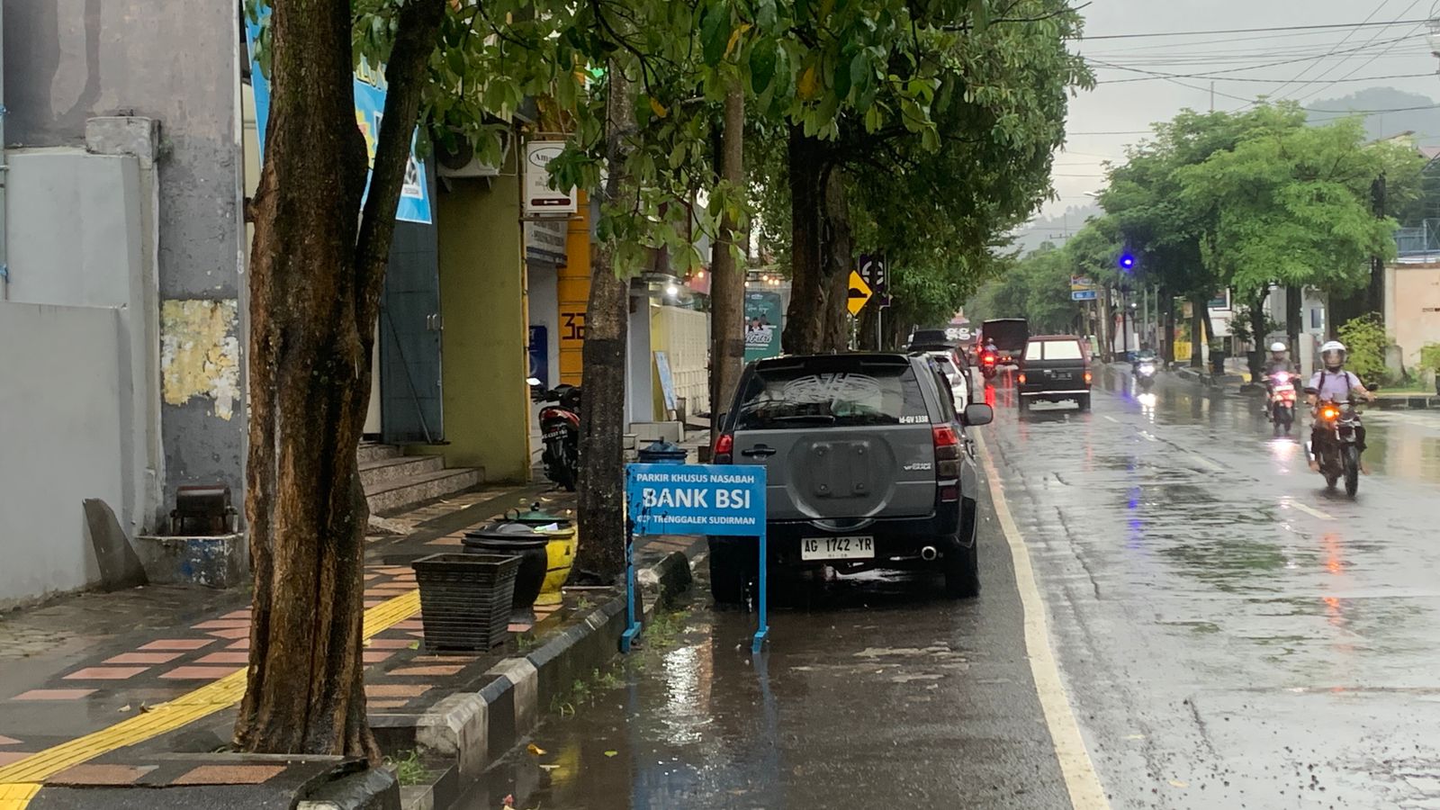 Parkir Jalan Jadi Milik Bank? Papan BSI Trenggalek Dikecam Sebagai Pembatasan Fasilitas Publik