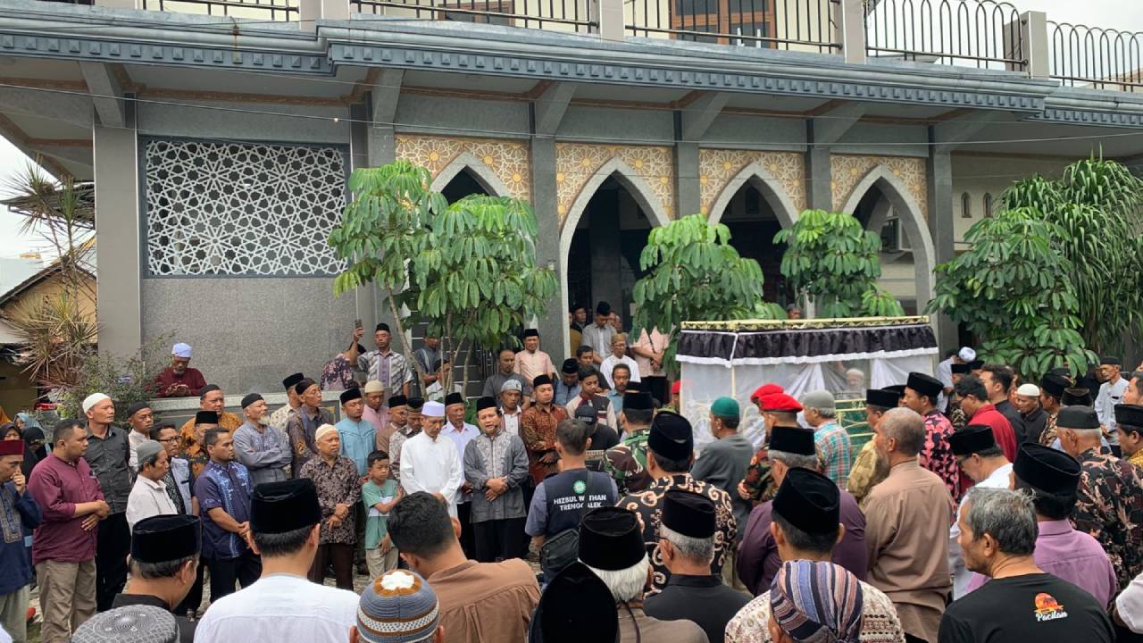 pemberangkatan-jenazah-pak-rohmat