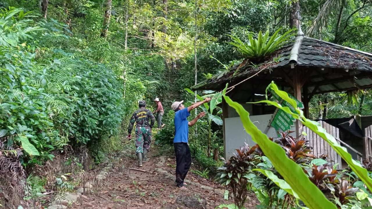 Wisata BanyuNget di Watulimo Mulai Dibersihkan Usai Mangkrak, Koramil Turun Tangan