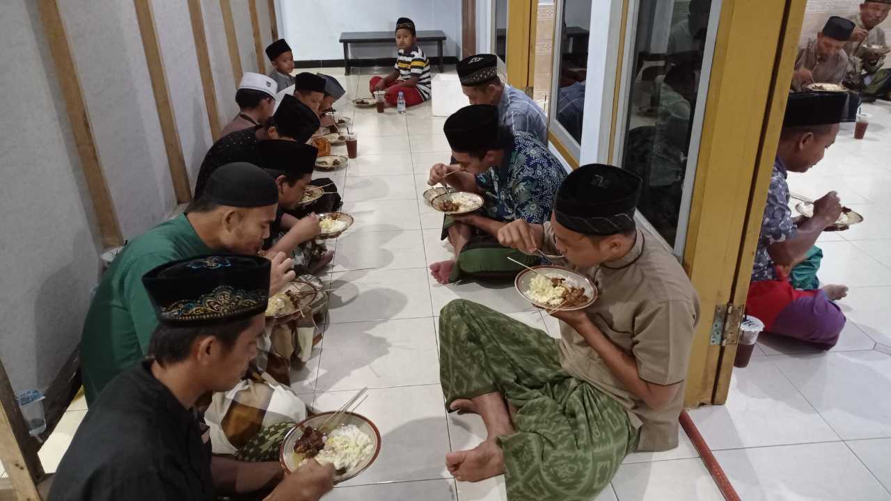 Tradisi Buka Puasa Bersama di Masjid Baitul Ikhlas, Pemuda Watulimo Kompak