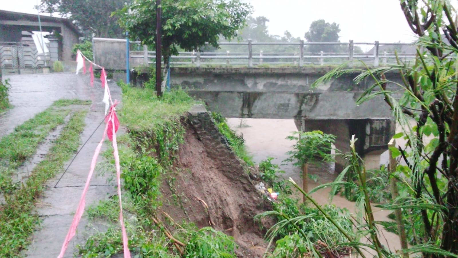Akses Jalan Warga RT 2 RW 2 Desa Sukorame Terancam Putus Akibat Longsor