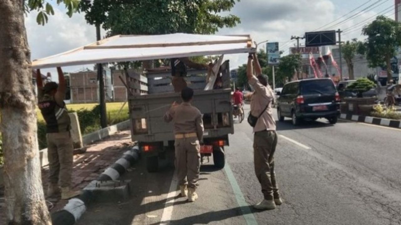 168 Reklame Bodong di Trenggalek Dibredel, Ada yang Pasangnya Salah